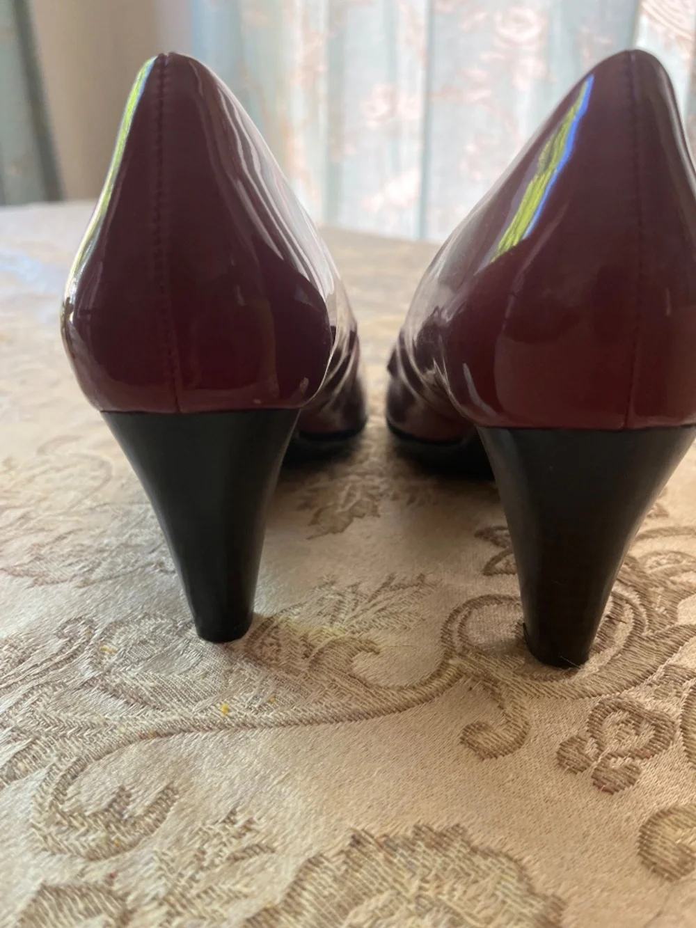 Sz 6 Red Patent Leather Pumps